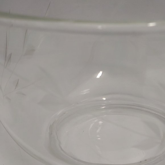 Vintage Round Bowl Etched Glass All Around Leaf Floral Design 6" w x 4"h Vintage - Picture 8 of 8